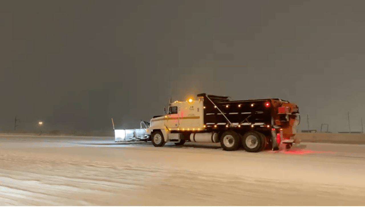 Los camiones trabajaban largas jornadas para limpiar las carreteras que estaban cubiertas de hielo y de nieve.
<br>