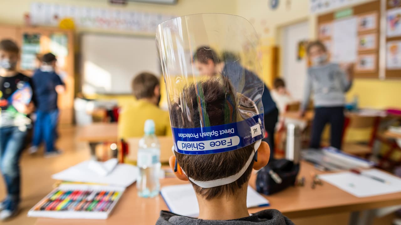 El condado autorizó que menores de kínder a sexto grado regresen a las aulas, solo si las escuelas en que estudian han sometido su plan de seguridad al departamento de salud y cumplen con los requisitos necesarios. Sin embargo, el sindicato de maestros dijo oponerse a retornar a las instituciones hasta que todos los docentes se vacunen contra el coronavirus. Cabe aclarar que los padres que no quieran que sus hijos acudan a los planteles, pueden mantener a los pequeños en casa.