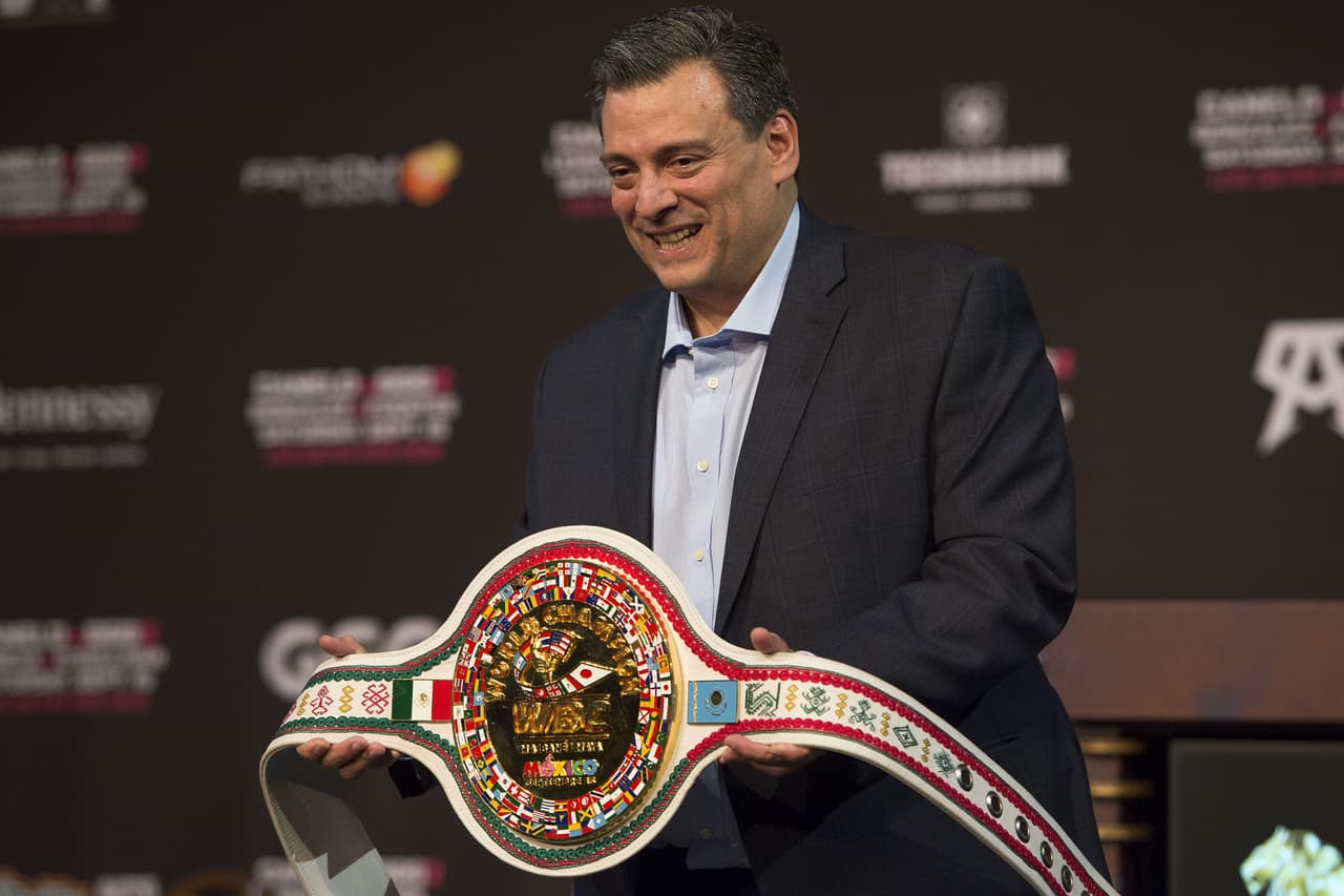 Mauricio Sulaimán, presidente del Consejo Mundial de Boxeo, mostró el cinturón, hecho por artesanos mexicanos, de Chiapas, y por el que pelearán el sábado el mexicano y el kazajo.