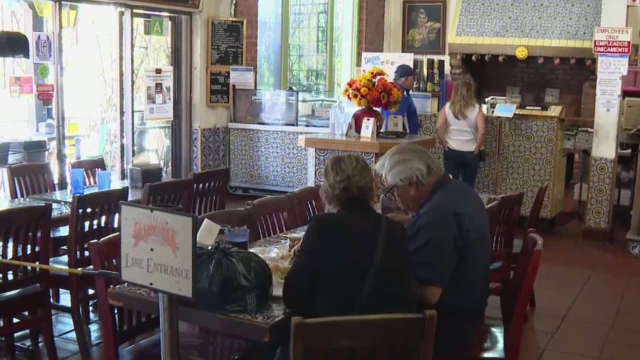 La Placita Olvera enfrenta crisis económica y decenas de negocios temen desaparecer