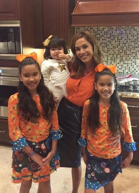 Aquí la vemos juntos a sus tres muñecas, su sobrina Giulietta se divierte mucho con sus primas.