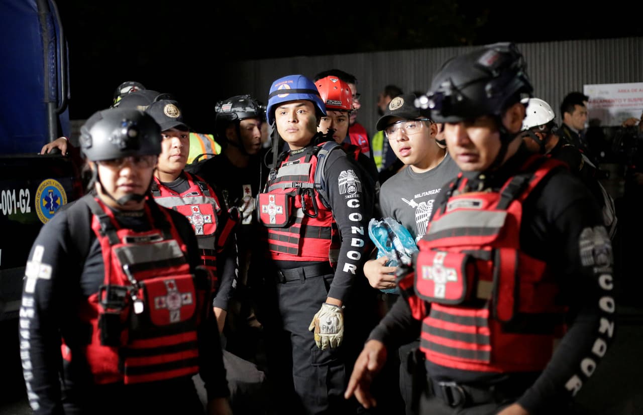 Efectivos del cuerpo de bomberos se apersonaron en el lugar, apenas saberse el accidente