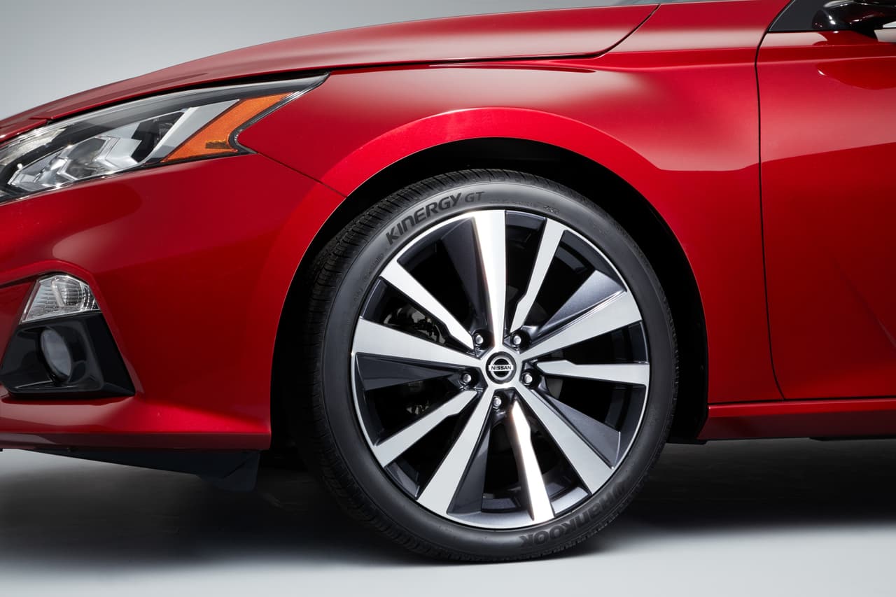 El toque deportivo en el Nissan Altima 2019 lo aportan
<b>sus rines de 19 pulgadas, </b>un delicado spoiler trasero y dos salidas de escape.