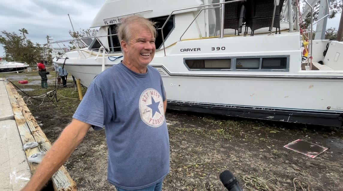 Patrick Neu y su esposa Mandy perdieron su yate a motor de 43 pies en el huracán Ian después de que fuera arrastrado a la orilla.