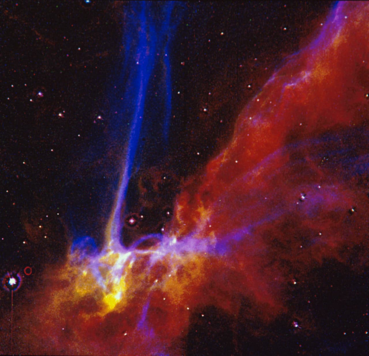 <b>Cygnus Loop (1993). </b>Aquí se ve el remanente de una supernova (explosión estelar luminosa) llamada Cygnus Loop. La onda expansiva se estrella contra nubes de gas, la colisión calienta y comprime el gas, haciendo que brille. Hubble mostró la estructura de las ondas con una claridad sin precedentes.