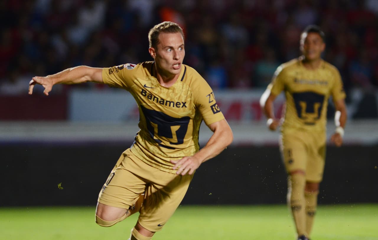 Abraham González celebra uno de los dos goles que marcó ante Veracruz.