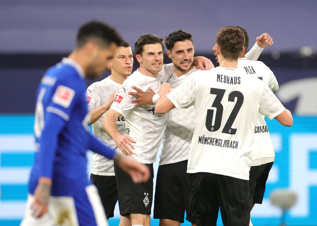 ¡M’Gladbach se ensañó y le clavó tres al sotanero Schalke 04!