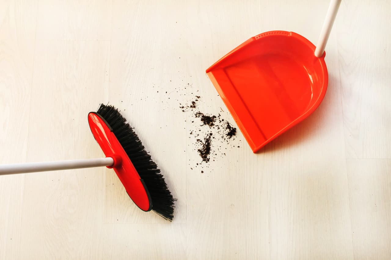 <b>Barre y deposita la ceniza en plástico</b>
<br>Toda la ceniza excedente que se haya retirado y la que se encuentre en el suelo, habrá que barrerla y depositarla en bolsas de plástico. No permitir que se vaya por la tubería, ya que puede tapar los conductos del drenaje y después se tendrán problemas de inundaciones.