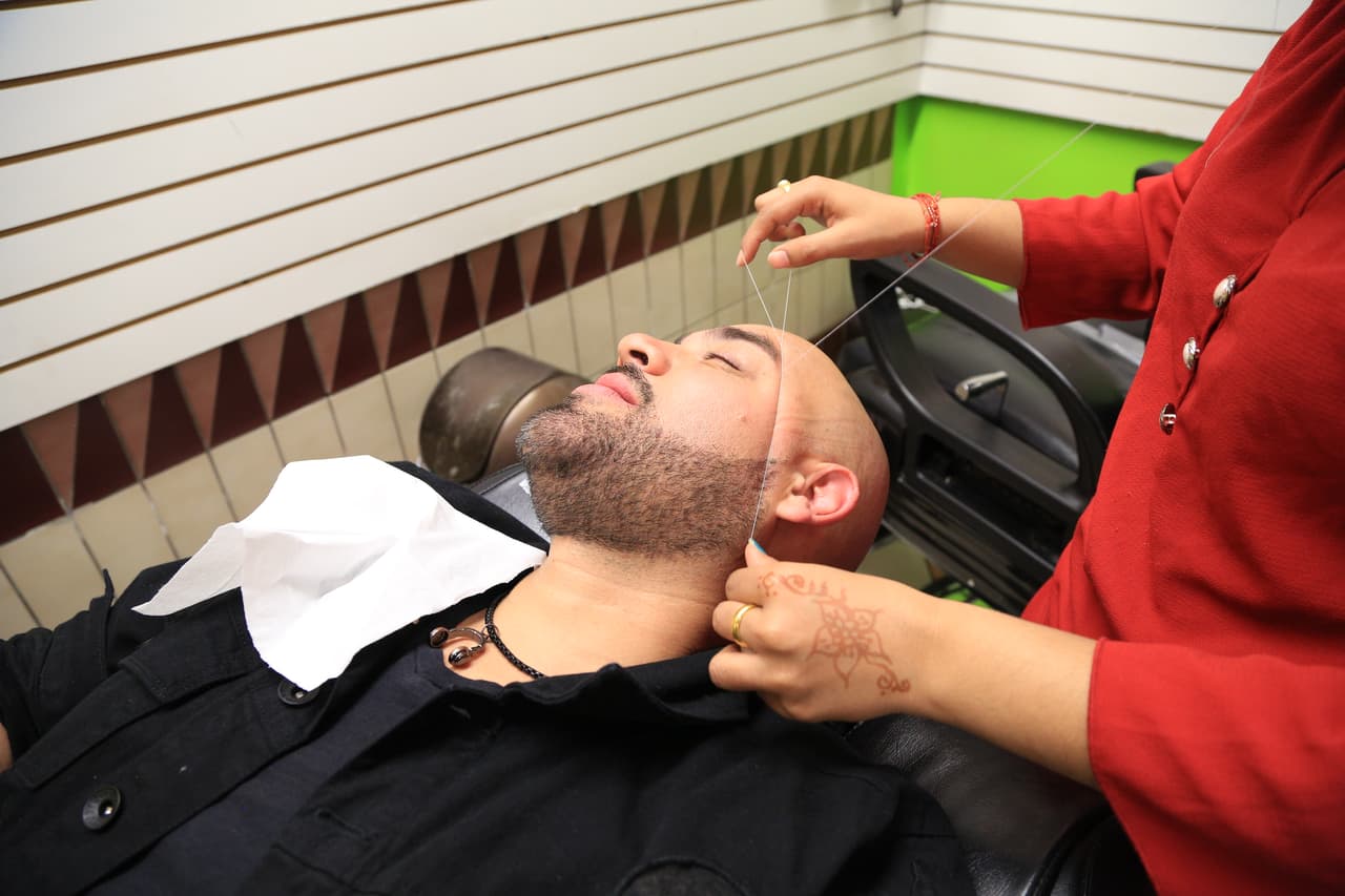 Antes de seguir con sus compras, 
<b>El Pelón</b> decidió hacerse las cejas, de lo que probablemente se arrepintió una vez que comenzó el proceso. 
<br>