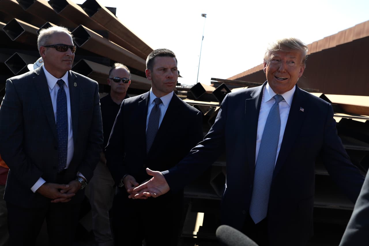 "Creo que realmente el éxito será cuando se construya el muro, cuando los traficantes de personas no puedan pasar", dijo Trump a la prensa. "Esta es ciertamente una tremenda emergencia nacional", añadió, repitiendo su polémica clasificación del nivel de amenaza en la frontera sur.