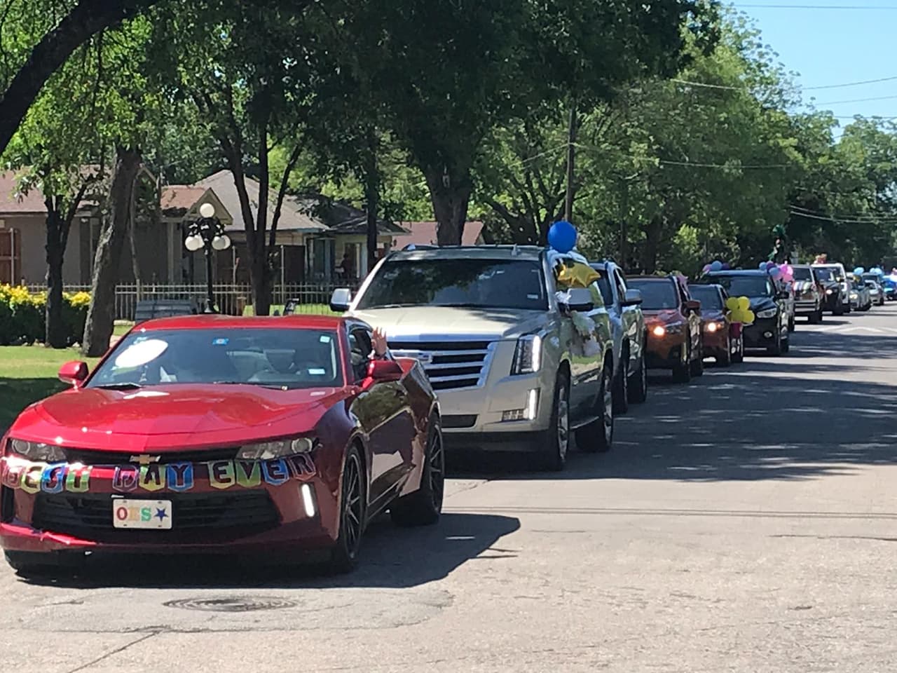 Manejaron en sus autos decorados por las áreas donde viven alumnos de la escuela para celebrar con ellos durante este día.
<br>