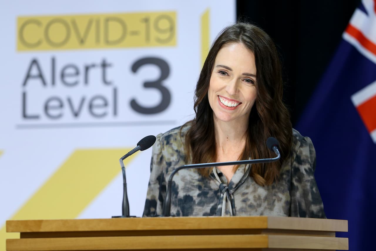 <b>“Hemos ganado la batalla”. </b>Jacinda Ardern, primera ministra de Nueva Zelanda, anunció que en su país “
<a href="https://www.univision.com/noticias/salud/que-hizo-bien-nueva-zelanda-para-anunciar-que-le-ganaron-la-batalla-al-coronavirus">no hay grandes contagios locales</a>” de coronavirus, el 27 de abril. También estableció los primeros pasos para levantar las estrictas de confinamiento aplicadas en su país desde hace varias semanas.