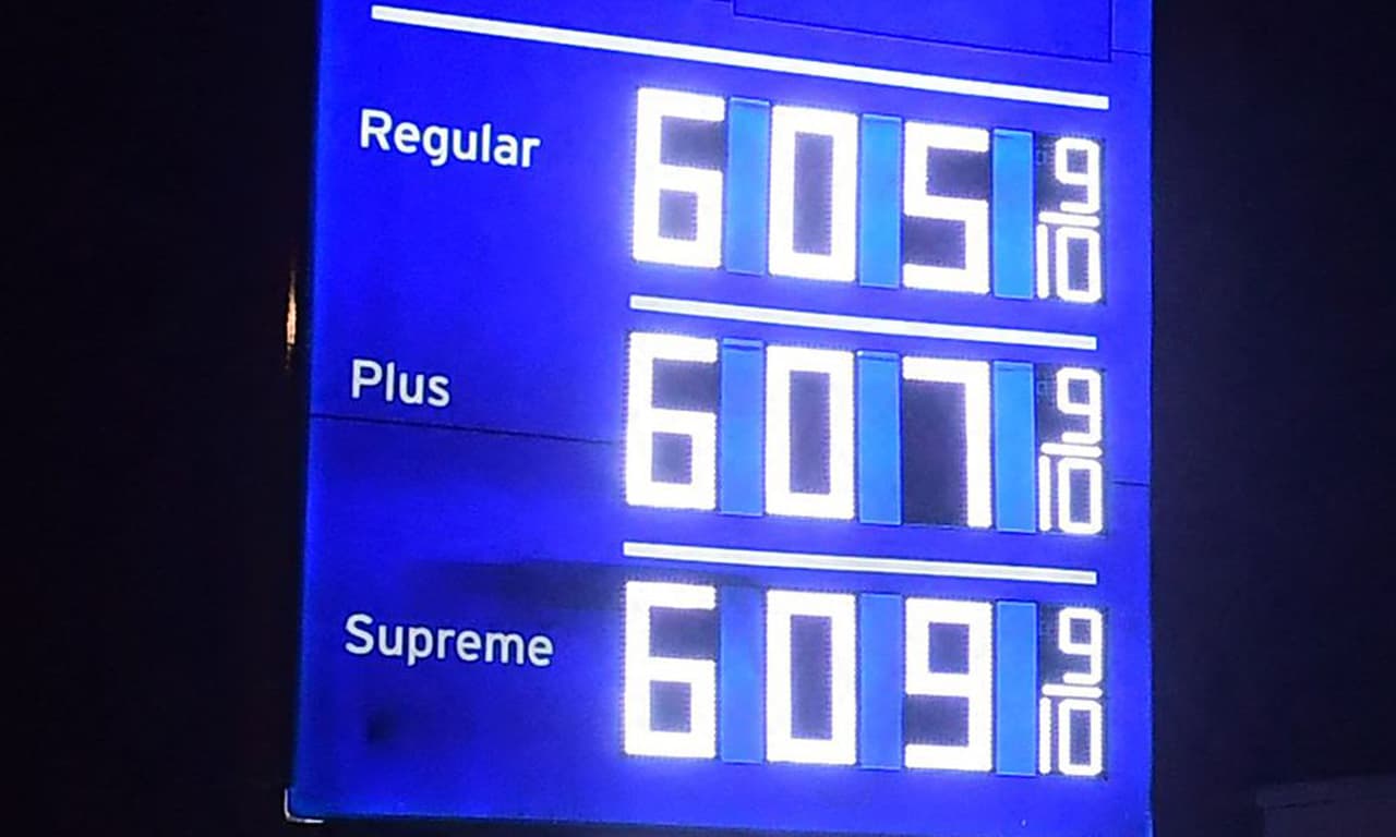 <b>El crecimiento de la Inflación</b>
<br>
<br>El año 2021 cerró con 
<a href="https://www.univision.com/noticias/dinero/inflacion-estados-unidos-productos-aumento-precio-2021-fotos"><u>el mayor crecimiento de precios al consumidor en 40 años</u></a>. Esto es un dolor de cabeza político para Biden de cara a las elecciones de mitad de período y las presidenciales de 2024. 
<br>
<br>Las causas del fenómeno global las ven muchos expertos en los problemas de producción que se han dado en todo el mundo a consecuencia de los cierres forzados por el covid y problemas en la cadena de suministro. Además, una mayor disponibilidad de recursos y cambios en el estilo de vida ha impulsado el consumo de bienes duraderos, como autos o electrodomésticos.
<br>
<br>Esta fotografía muestra los precios de la gasolina en una estación de Los Ángeles, California, el 10 de diciembre de 2021.
<br>