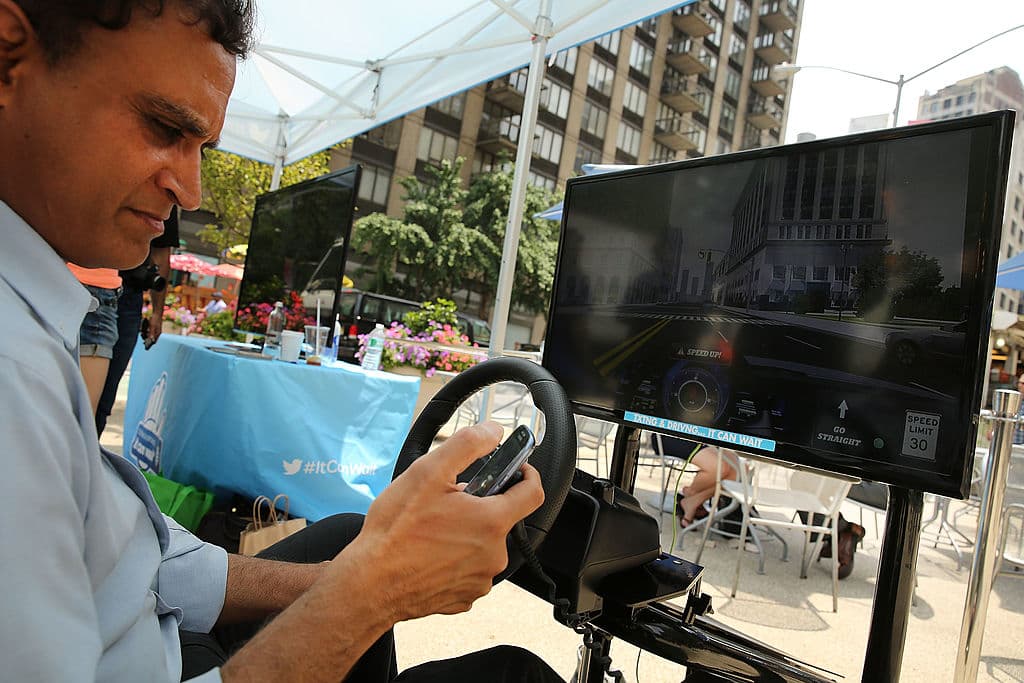 <u><h3 class="cms-h3-H3"><a href="http://www.capitol.state.tx.us/tlodocs/85R/billtext/pdf/HB00062F.pdf#navpanes=0%20"><b>No <i>textear</i> al conducir</b></a></h3></u>
<br>Los conductores de cualquier vehículo motorizado tendrán prohibido “leer, escribir o enviar cualquier mensaje electrónico” a menos que su auto esté totalmente detenido. La regla permite controlar la radio usando un celular o accesar a una aplicación de localización.
<br>
<br>La multa por violar esta regla la primera ocasión será de 25 a 99 dólares. Para quienes reincidan será de 100 a 200 dólares.