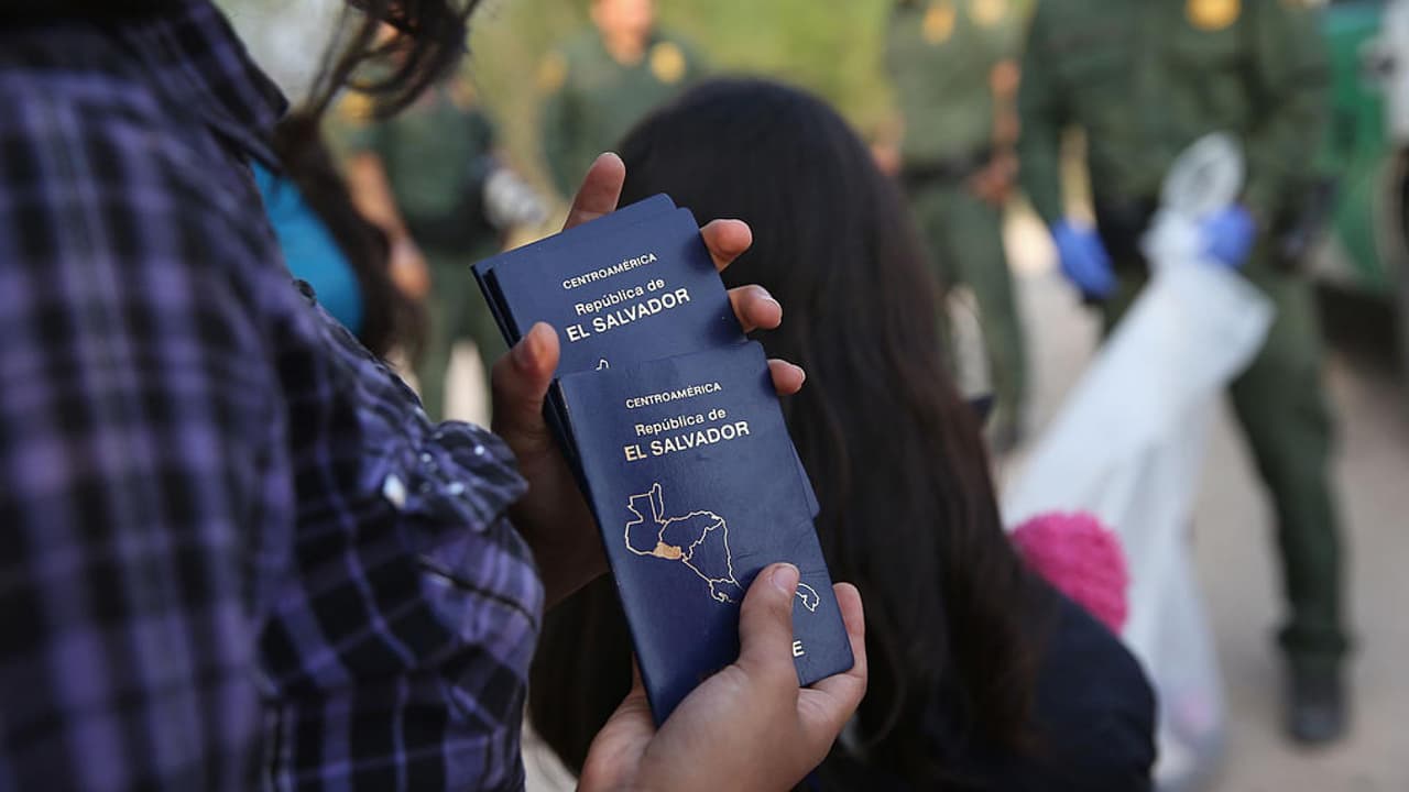 Documentos y precios para obtener los pasaportes de México, El Salvador y Guatemala