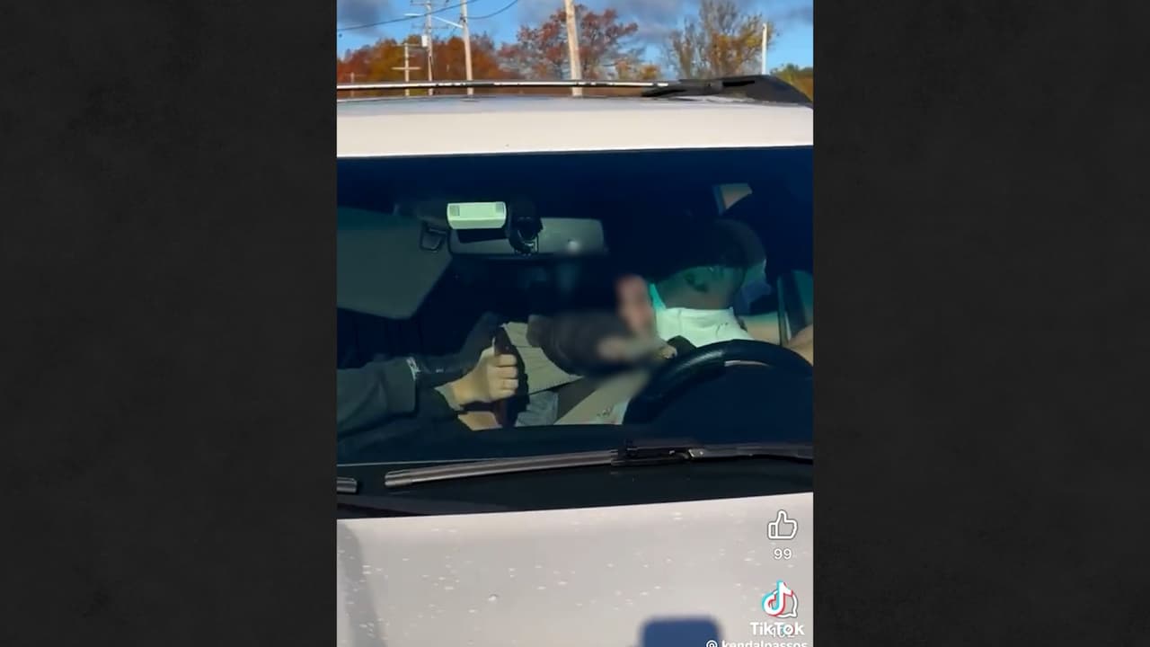 Un hombre convulsiona luego de que un agente de ICE supuestamente lo tomara por el cuello