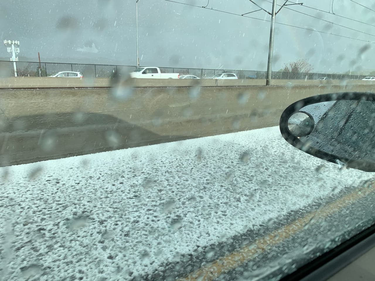 Los rayos y los truenos también fueron parte del espectáculo climático para despedirse por el momento de las bajas temperaturas ya que los meteorólogos predicen un clima soleado y cálido para esta semana.