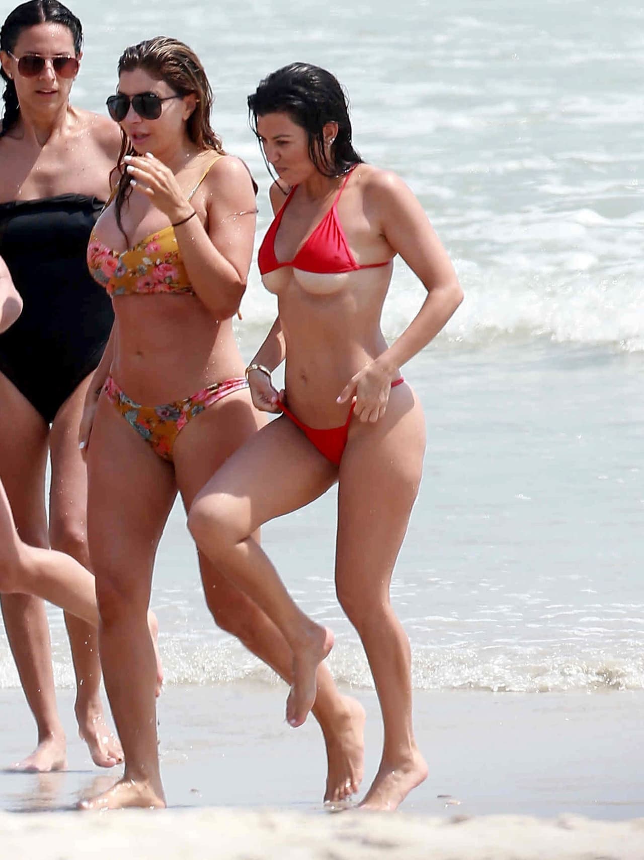 Kim Kardashian pasó el fin de semana del 22 de abril de 2017 en el resort Casa Aramara, en Tulum, México. Allí estuvo en la playa con Stephanie Sheppard, su asistente, mientras tomaba una cerveza. Además, Kourtney Kardashian también estuvo con amigas en el lugar.