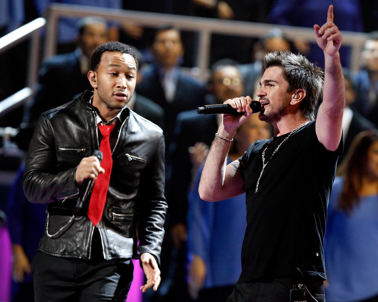 En el 2008 fue John Legend, de 39 años de edad y nacido en Ohio, el que maravilló a todos con su presencia, al subir al escenario del Toyota Center en compañía del colombiano Juanes. Juntos interpretaron 'If You’re Out There'.