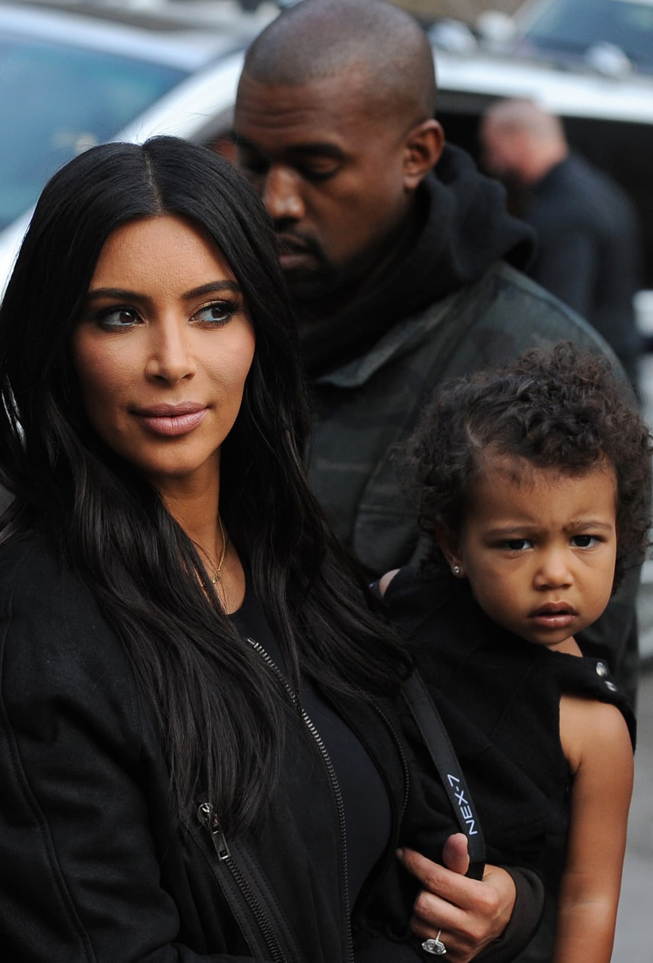 De hecho, la pareja recibió un supuesto chantaje por parte de Anonymous, que amenazó con publicar un video en el que aparece Kim en situaciones muy comprometedoras.