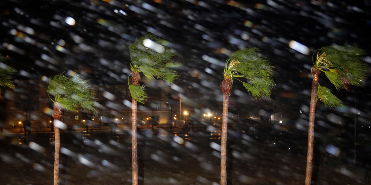 Los fuertes vientos al momento de la llegada del huracán a la costa de Texas.