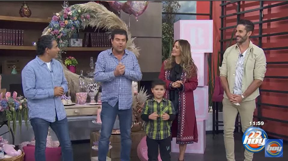 Sin embargo, días antes de que dejara el matutino en el que aparece al lado de
<b><a href="https://www.univision.com/famosos/cachan-infraganti-a-galilea-montijo-y-la-cara-que-pone-andrea-legarreta-no-tiene-precio-video" target="_blank">Andrea Legarreta y Galilea Montijo</a></b>, el presentador vivió un momento incómodo detrás de cámaras.
<br>