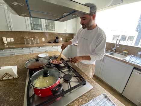 Resulta ser que cantar no es el único talento de
<b>Jesús</b>, pues la cocina se le da muy bien, y además, cabe destacar que no arma nada de reguero.