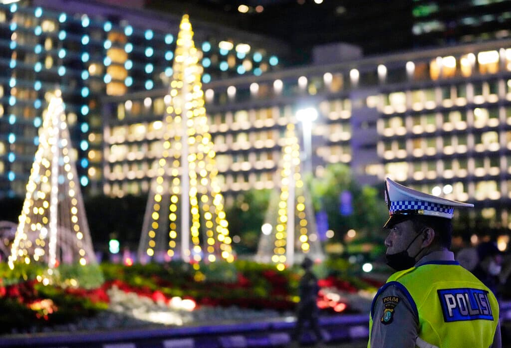 Un oficial de policía patrulla la calle en el principal distrito de negocios de Jakarta, en Indonesia.