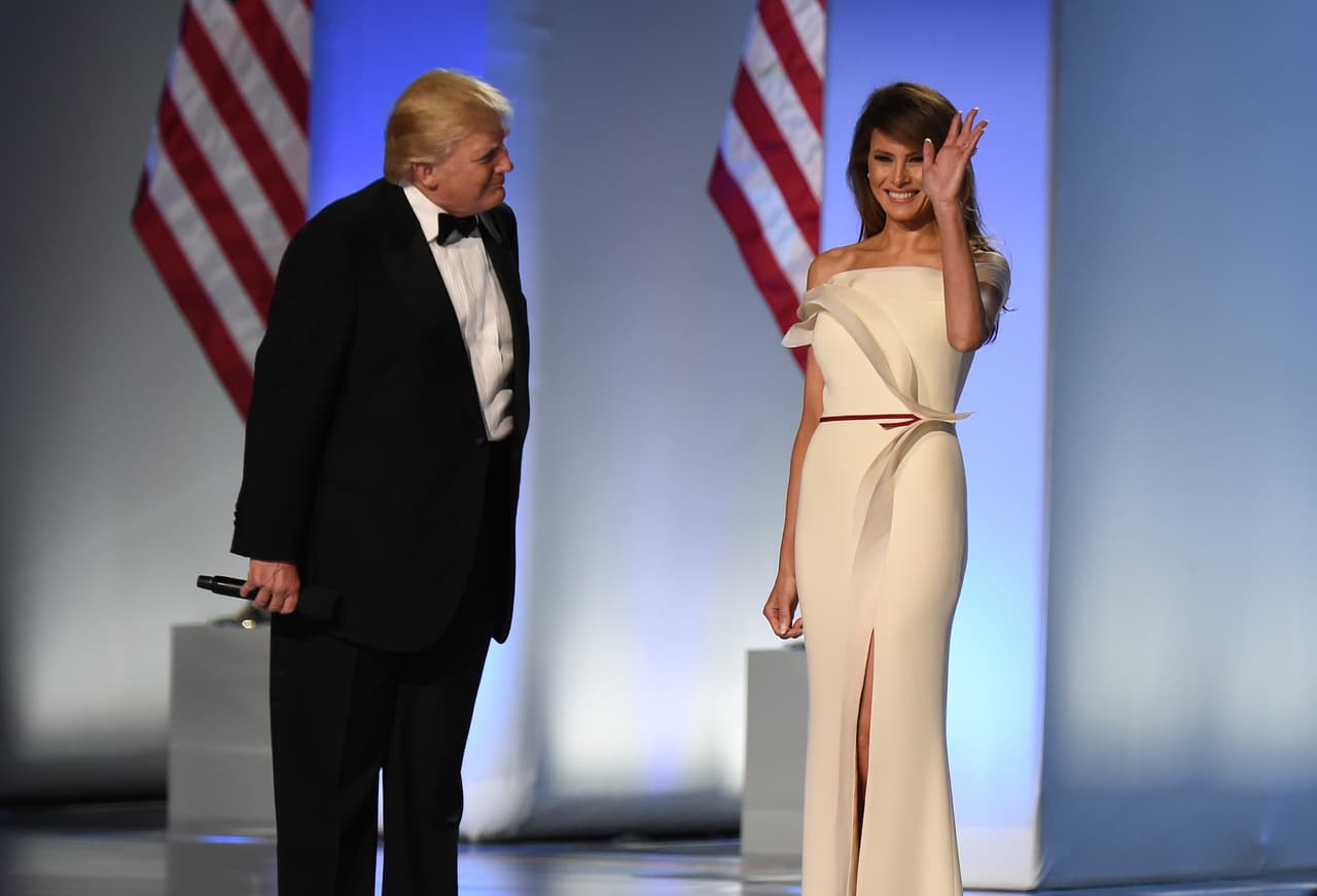 Con limitaciones para escoger un diseñador estadounidense que la vistiera para el gran baile inaugural, Melania Trump
<b>eligió a Hervé Pierre, un creador desconocido que después de trabajar durante 14 años en la casa Carolina Herrera </b>se la jugó por crear su propia firma.