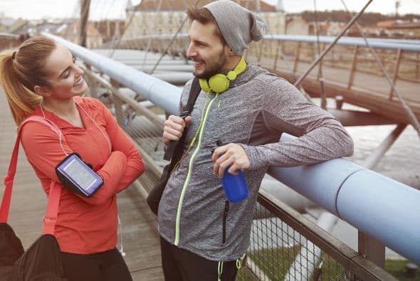 Inclinar la cabeza: Este ademán no sólo hace que parezcas interesada en todo lo que dice, también te da un aire muy adorable. Combínalo con una buena postura y lo hipnotizarás.