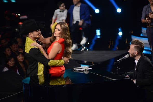 ¿Espinoza o Cristian? Ambos cantantes trataron de explicar cómo se seduce a una dama y dieron tremenda clase de consejos, los cuales aplicaron con la bella Galilea Montijo.