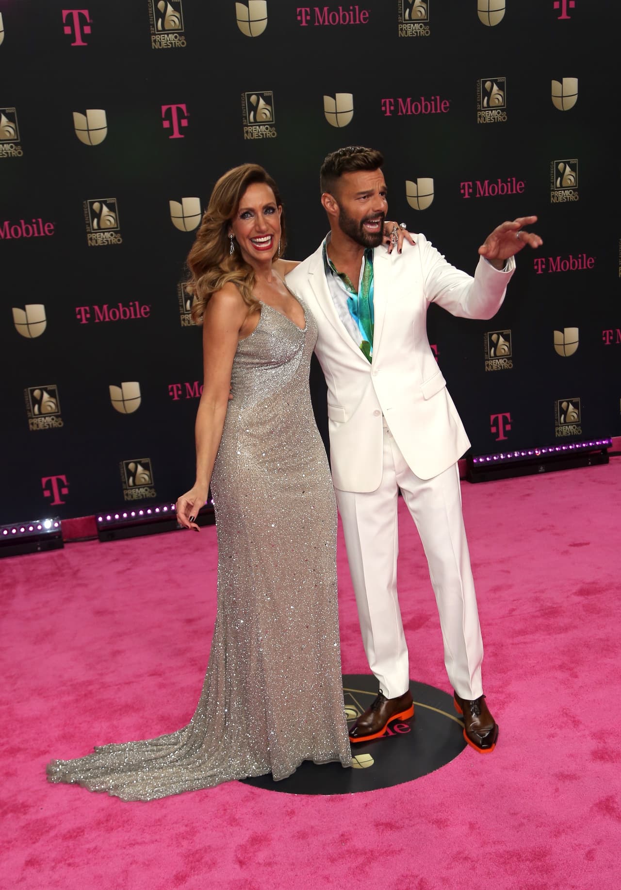 El encargado de abrir la gala, 
<b>Ricky Martin</b>, aquí en compañía de
<b> Lili Estefa</b>n, reiteró ser 
<b>"un romántico empedernido" </b>y dijo que "el amor se manifiesta de mil maneras" al referirse a su tema 'Tiburones'. 
<br>