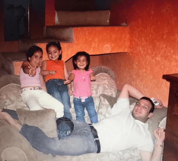 El 6 de febrero de 2017, Valentina Elizalde publicó esta imagen en la que aparece 'El Gallo de Oro' al lado de sus hermanas: "Las 3 zarigüeyas de papá", escribió.