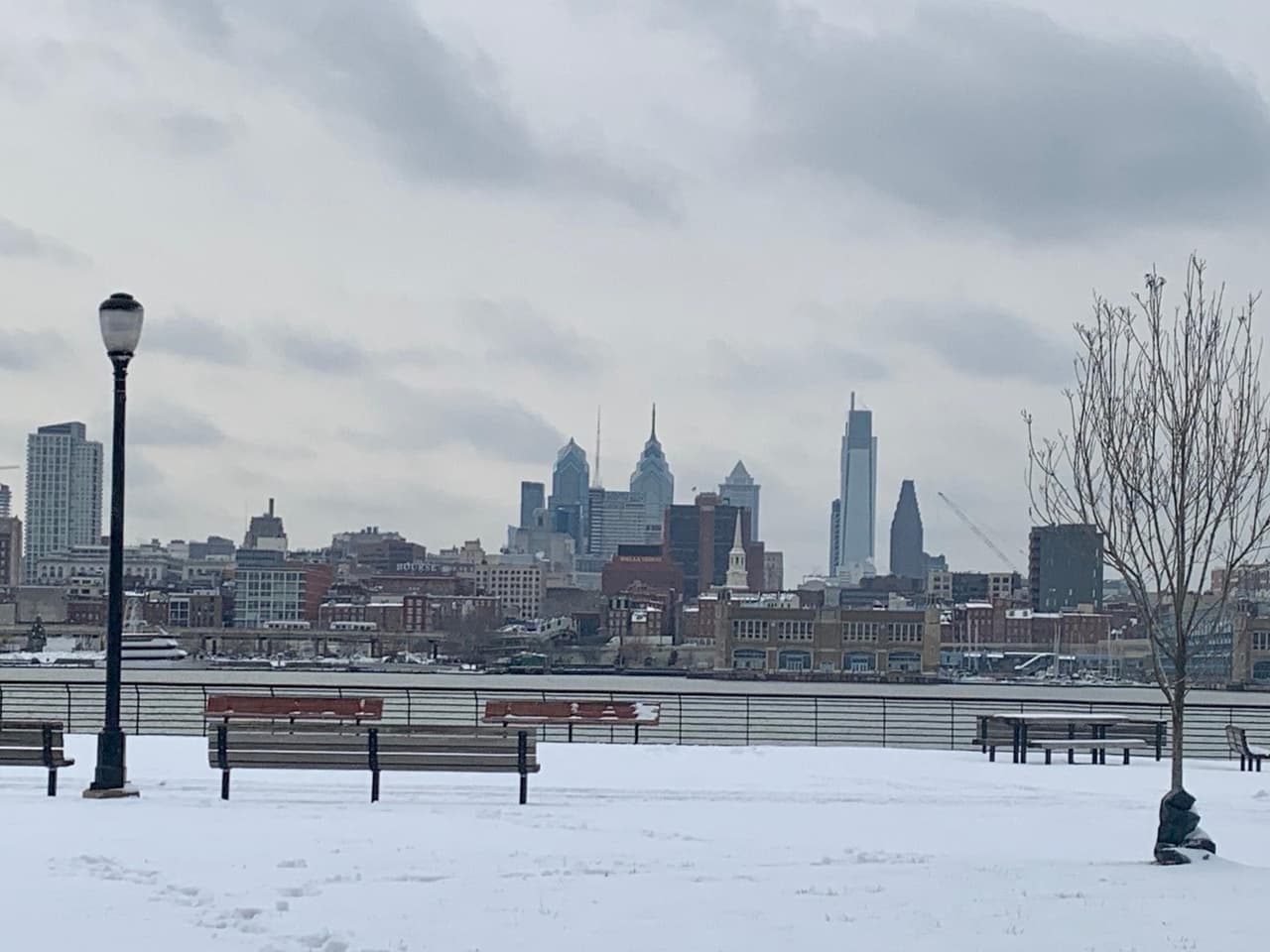 Así luce el Camden Waterfront luego de una noche y madrugada de nevada, la tercera de este año.