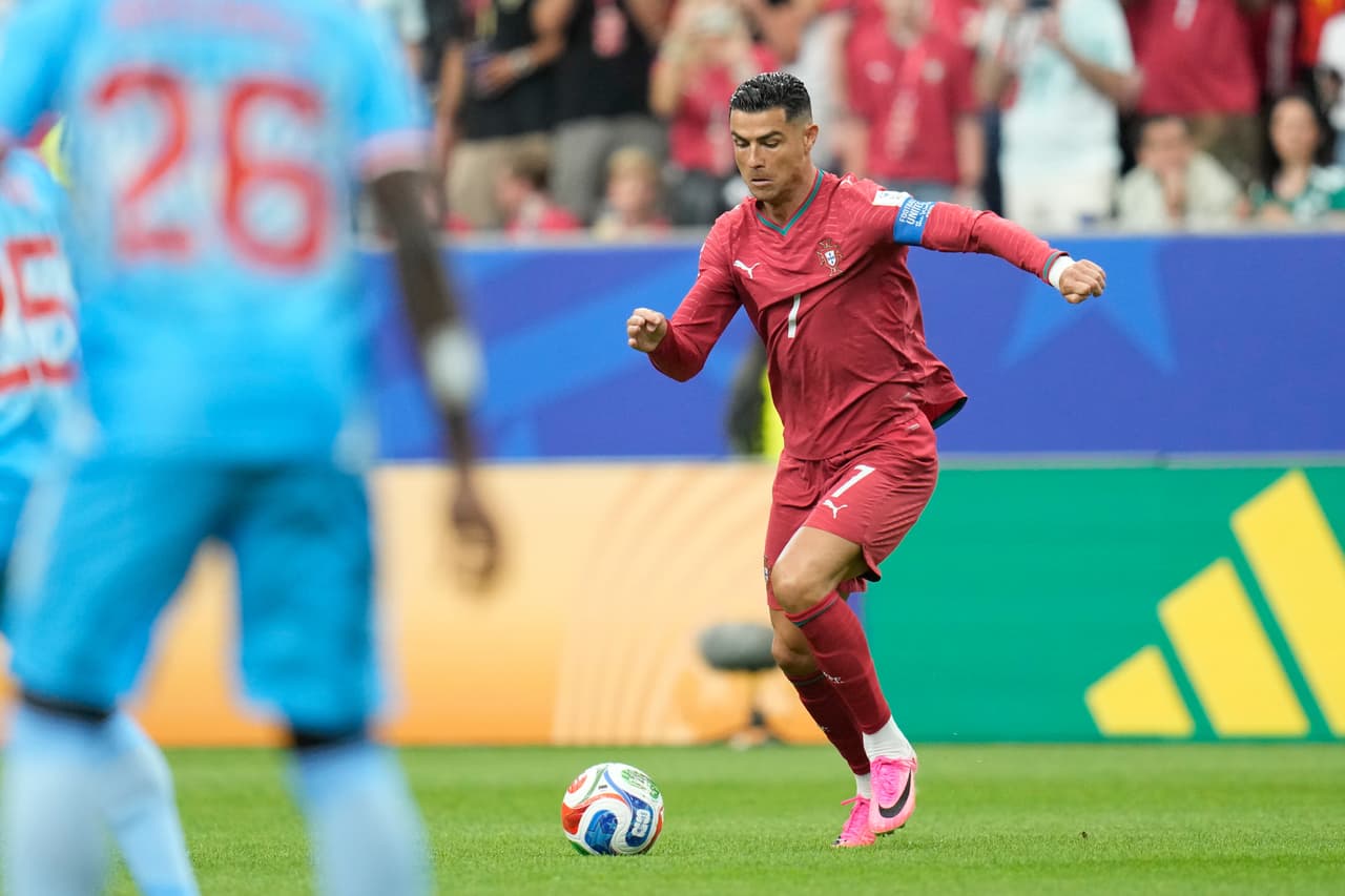 Cristiano Ronaldo, de Portugal, controla el balón durante el partido de futbol del Grupo K de la Copa Mundial entre Portugal y Congo en Houston, el miércoles 17 de junio de 2026.