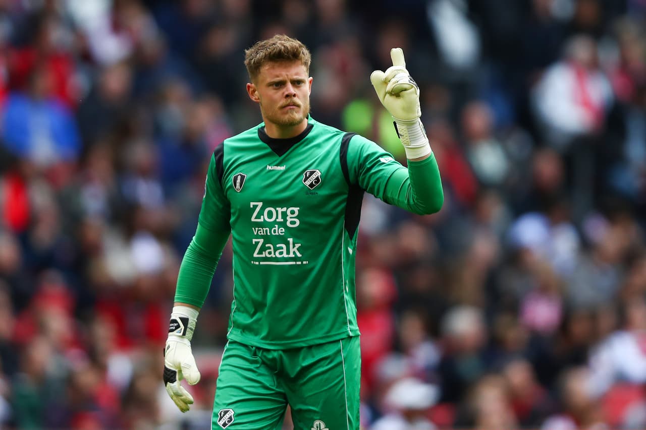 El arquero David Jensen del Utrecht iba a tener mucho trabajo luego de la ventaja de su equipo en condición de visitante.