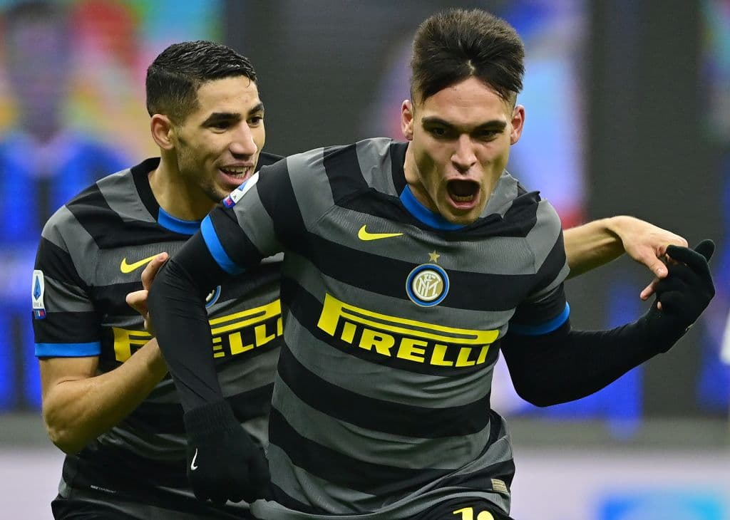 Inter aplastó al Benevento y sigue pensando en la cima