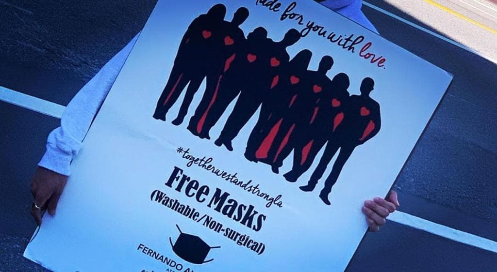 “Solo queremos ayudar”: hispanos regalan mascarillas para protegerse del coronavirus en Los Ángeles