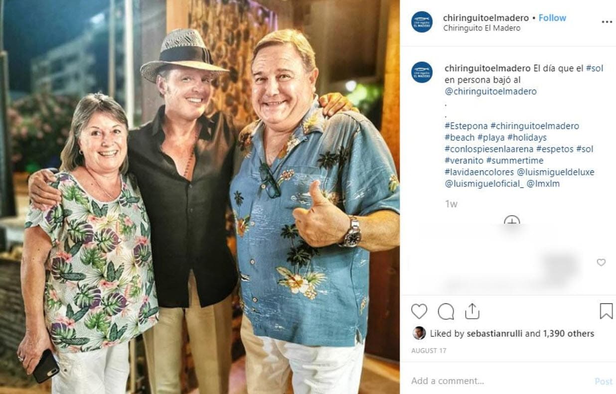 En agosto de 2019, los padres del actor recibieron a
<b><a href="https://www.univision.com/famosos/angelique-boyer-relata-por-que-luis-miguel-decidio-visitar-el-restaurant-de-los-padres-de-sebastian-rulli-en-espana-fotos" target="_blank">Luis Miguel en lugar</a></b> en una escapada que se dio por aquellos lares.