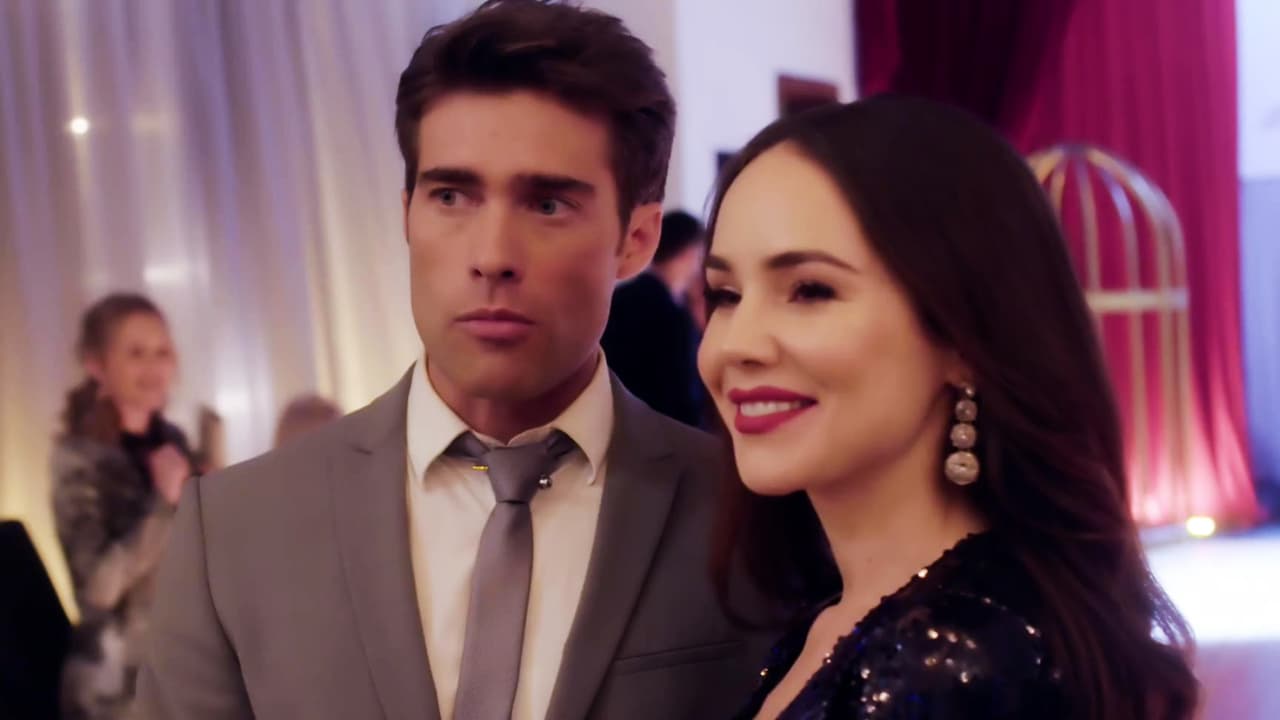 A pesar de que Héctor no quería que Rubí saliera más, ella insistió y acudieron al desfile de Lucas. El diseñador no escondió sus intenciones de conquistarla y le coqueteó descaradamente.