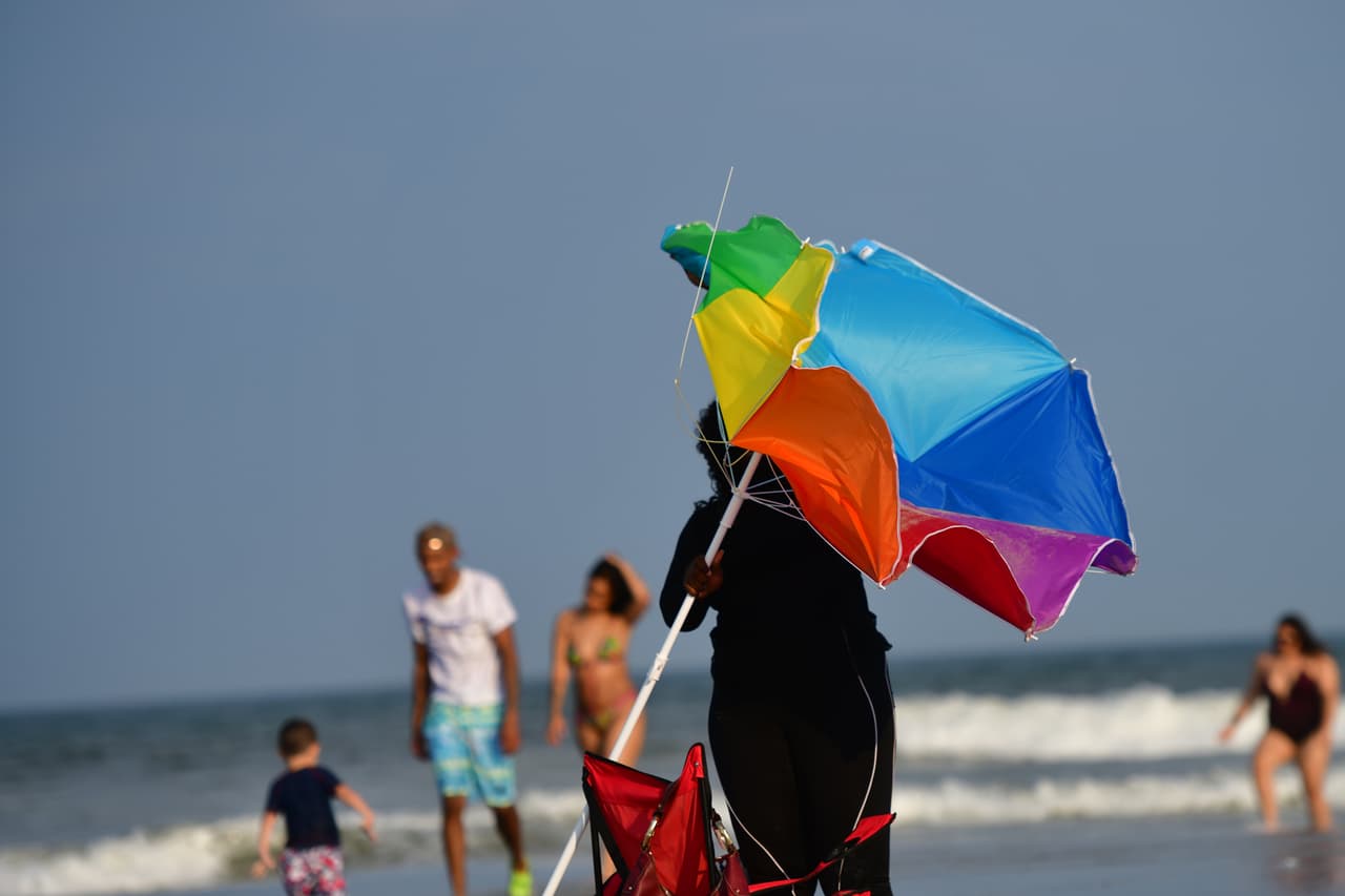 Oficiales de salud recomiendan hacer ejercicio en ropa ligera y muy temprano en la mañana o cuando haya bajado el sol. Piden a la gente que no se confíe de los ventiladores para mantenerse frescos. Un baño es más efectivo.