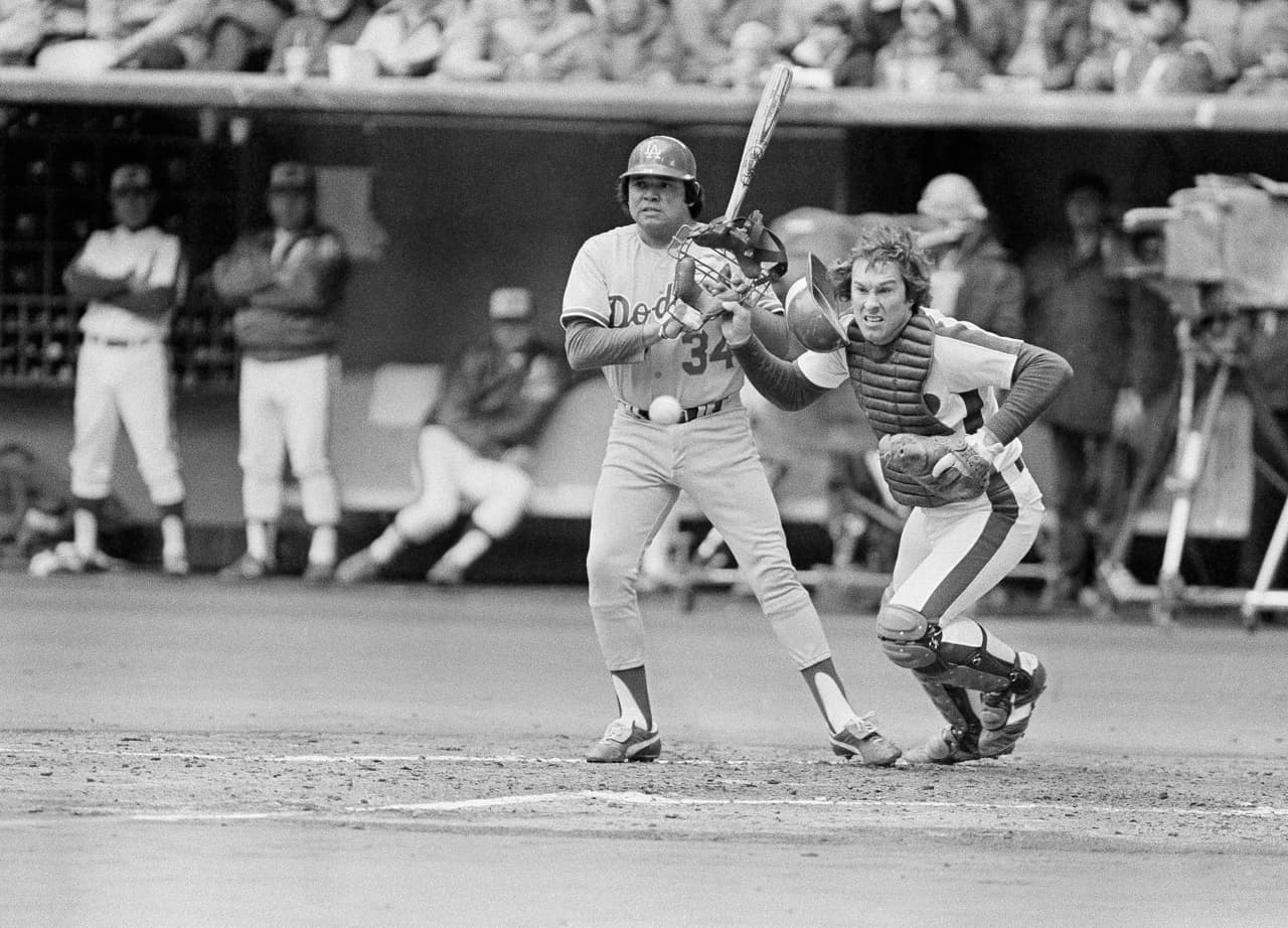 Valenzuela tuvo una excelente actuación como bateador a pesar de ser lanzador e incluso ganó tres veces el bat de plata por sus actuaciones en bateo en tres ocasiones.