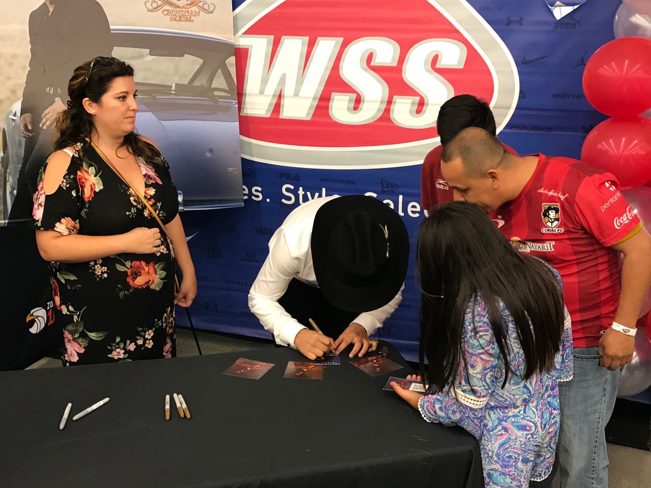 El Bueno, La Mala y El Feo llenaron las calles de seguidores de Christian Nodal para su primer encuentro con sus fans en la ciudad de Los Ángeles.