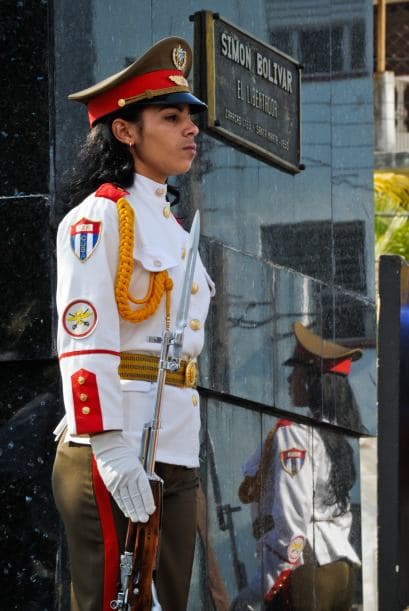 Una oficial cubana cuidaba el Panteón Nacional en Caracas. Siempre cubanos...