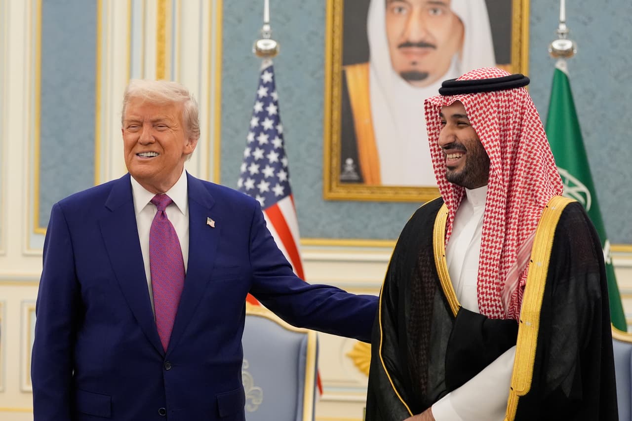El presidente Donald Trump y el príncipe heredero saudí Mohammed bin Salman gesticulan mientras se reúnen con delegaciones en el Palacio Real de Riad, Arabia Saudita, el 13 de mayo de 2025.