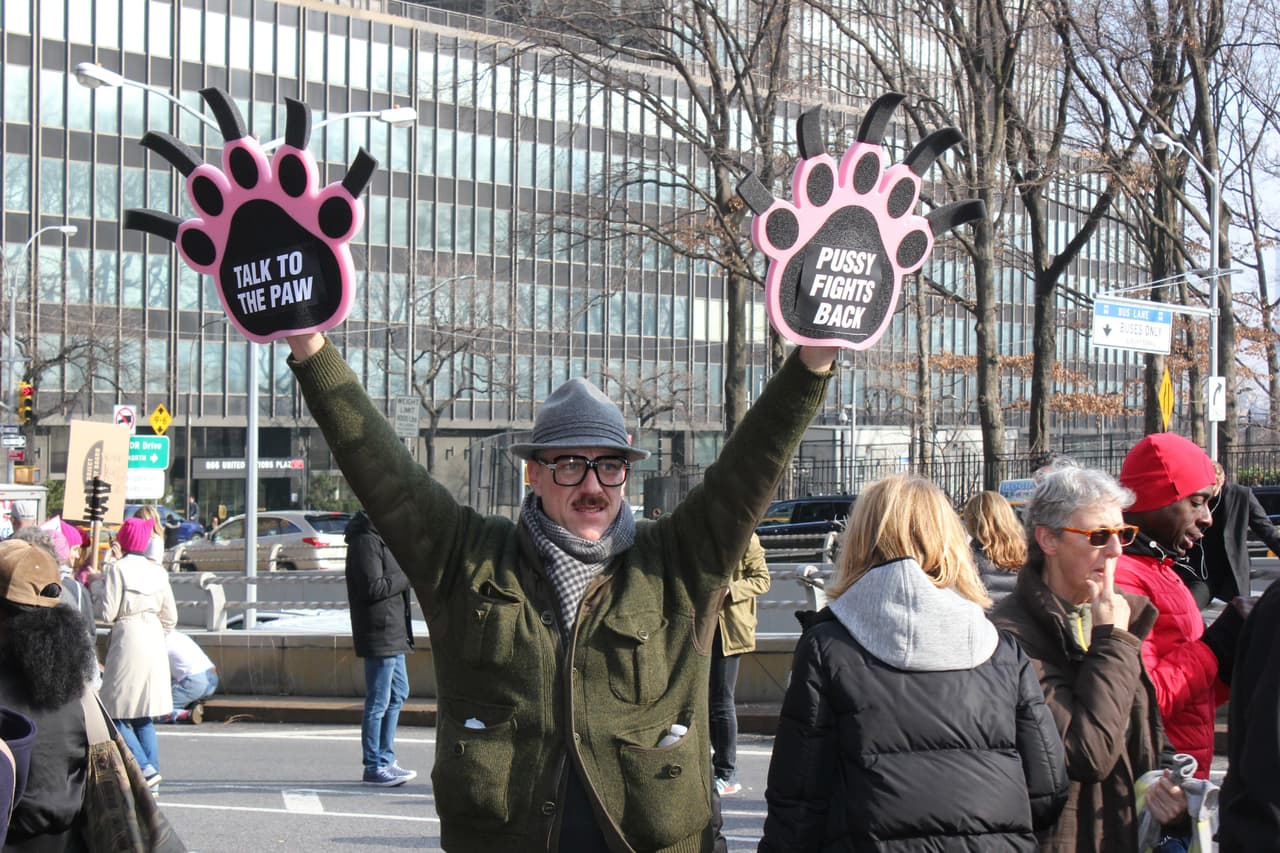 Menciones de "Pussy Fights Back" no faltaron en la marcha de Nueva York.