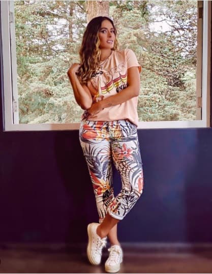 Incluso tiene un par de Converse blancos que puede combinar practicamente con cualquier prenda, así no recarga los outfits con estampados.