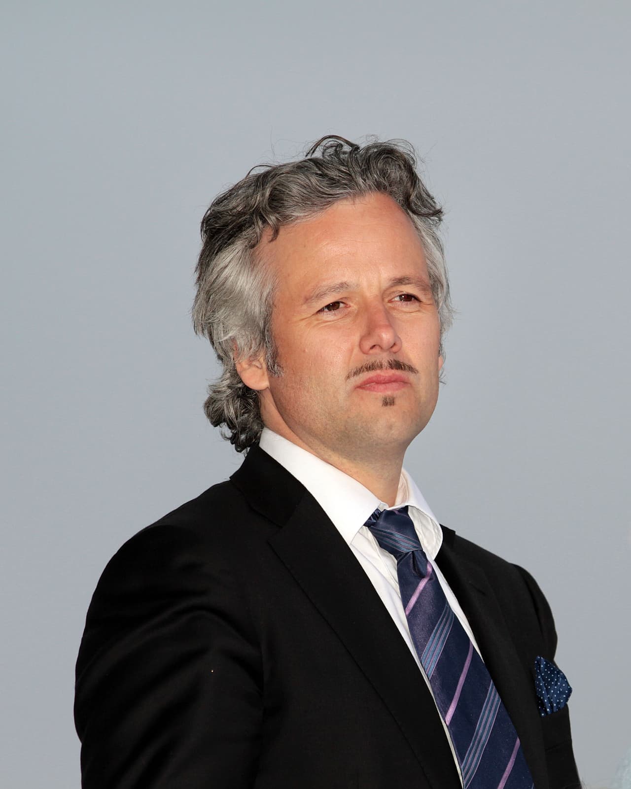 El escritor Ari Behn, de 47 años, quien 
<b>se suicidó en Navidad</b>, estuvo casado con la princesa Märtha Louise entre 2002 y 2017 y procrearon tres hijas: Maud (16 años), Leah (14) y Emma (11).
<br>
<br>