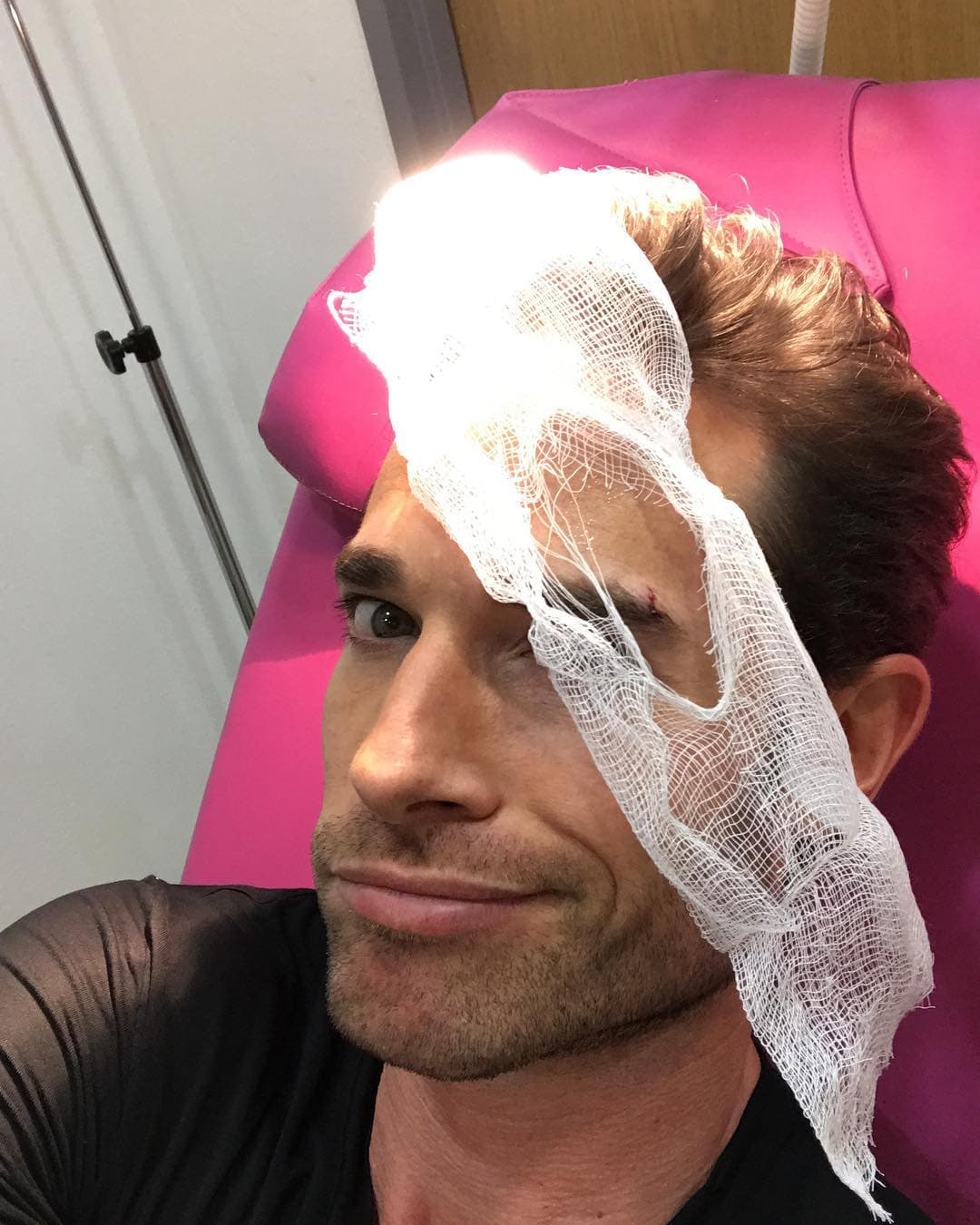 Todo iba muy bien en las grabaciones hasta que el actor tuvo un percance: "Me llevaré la marca de #papaatodamadre en mi ceja izquierda. Un punto por golpearme contra un extintor que no vi cuando salía del foro", fue lo que escribió el actor junto a esta imagen en donde muestra la herida causada por el golpe.