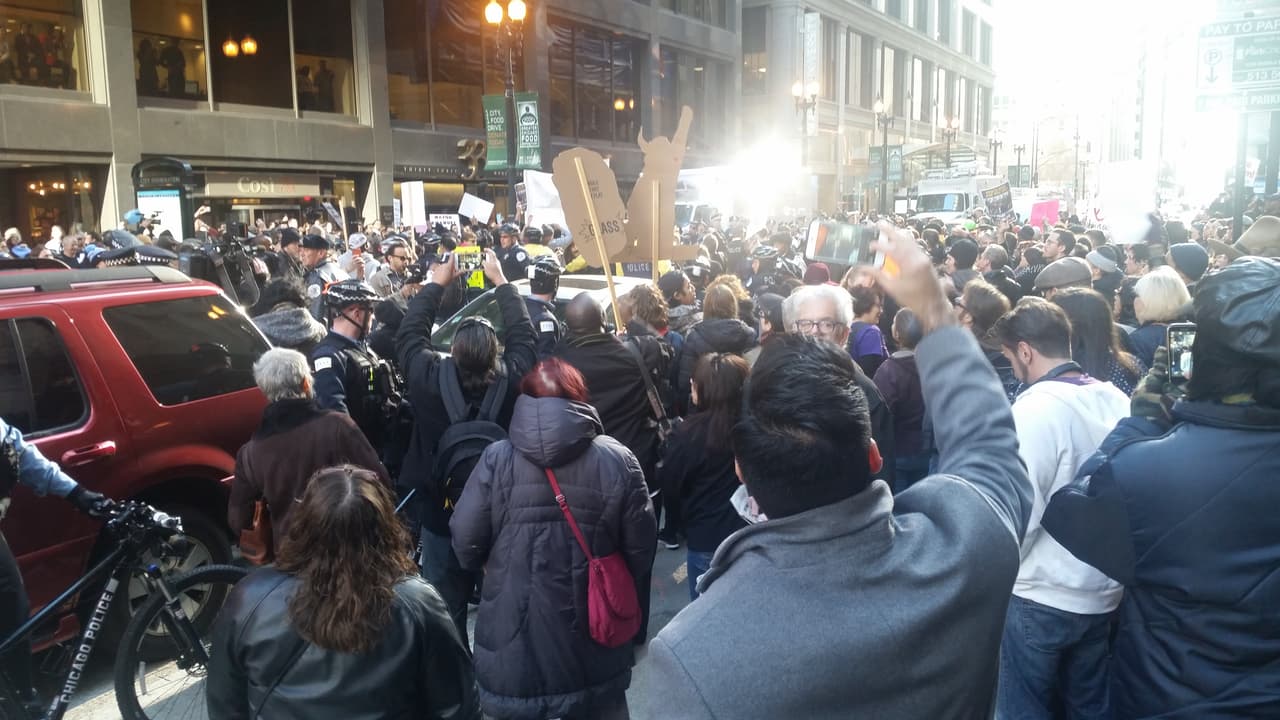 Pocas horas después del discurso del alcalde Rahm Emanuel en el que pidió una disculpa por el manejo del caso Laquan, miles salieron a las calles del centro de la ciudad a exigir su renuncia y la del fiscal del condado de Cook Anita Alvarez.